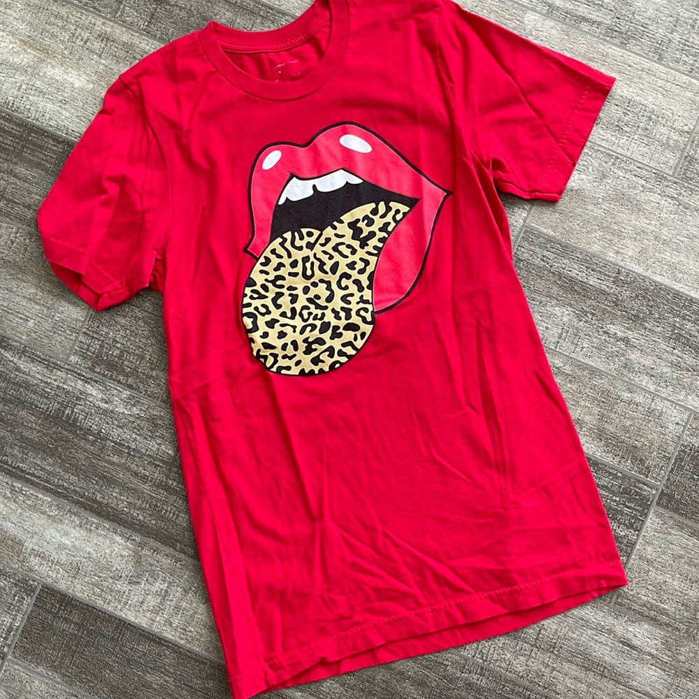 Graphic T “KISS”
